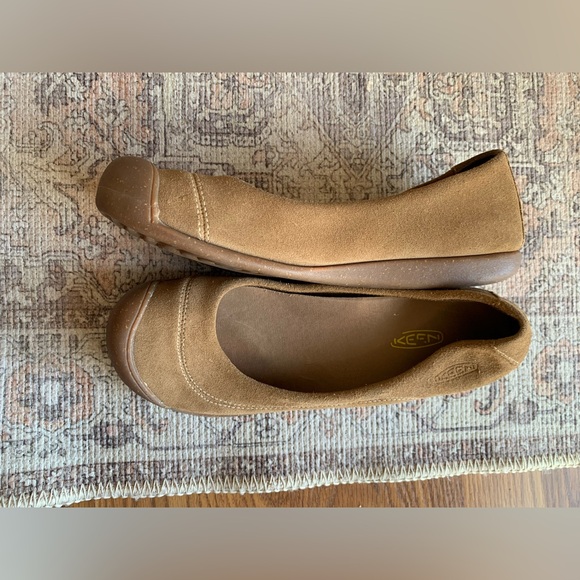 Keen Women's Tan Suede Loafers Flat Shoes Size 10 Casual Footwear Outdoor - Picture 2 of 4